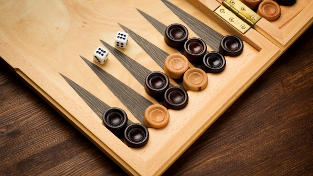 Den Klassiker Backgammon online spielen